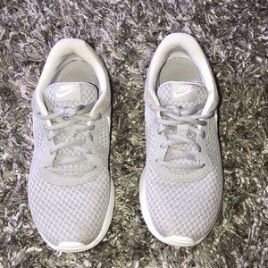 ✨NIKE✨ WOMAN GRAY RUNNING SHOES👟